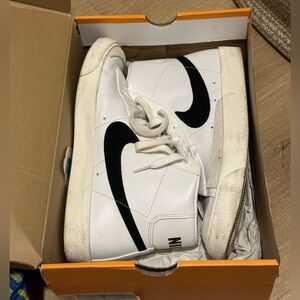 EUC Nike Blazer Mid '77 Vintage in Black and White